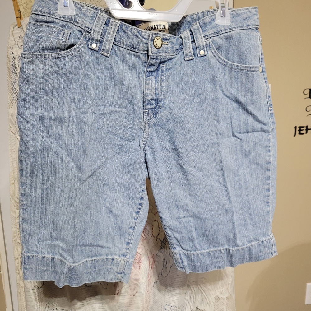 (2850)Levi's Strauss&Co,signature,  Misses 14, Blue DenimShorts, pre-ownedGoodCo
